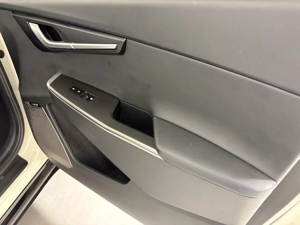 Used 2023 White Kia Wind image 43