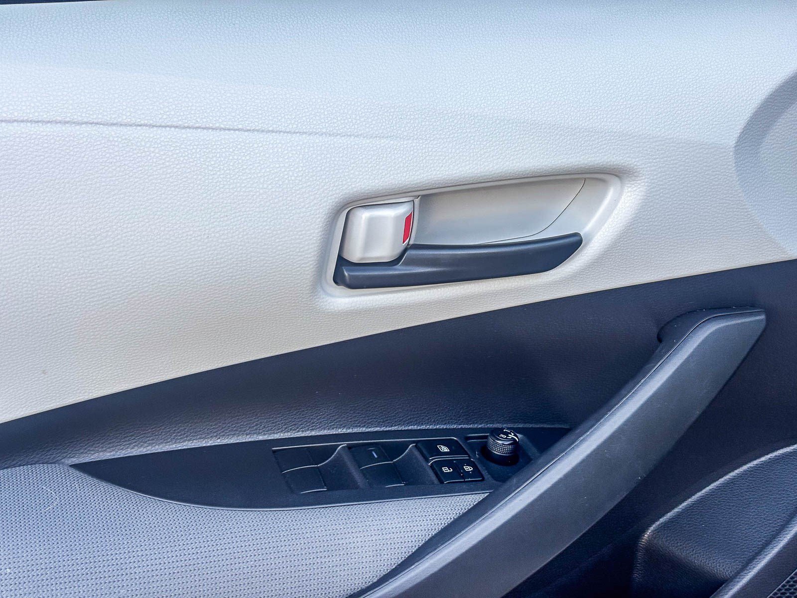 Used 2022 White Toyota Hybrid LE image 21