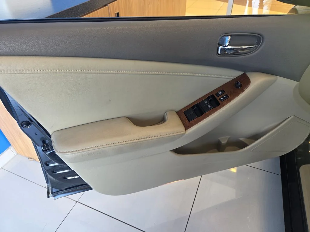 Used 2009 Super Black Nissan 2.5 SL image 12
