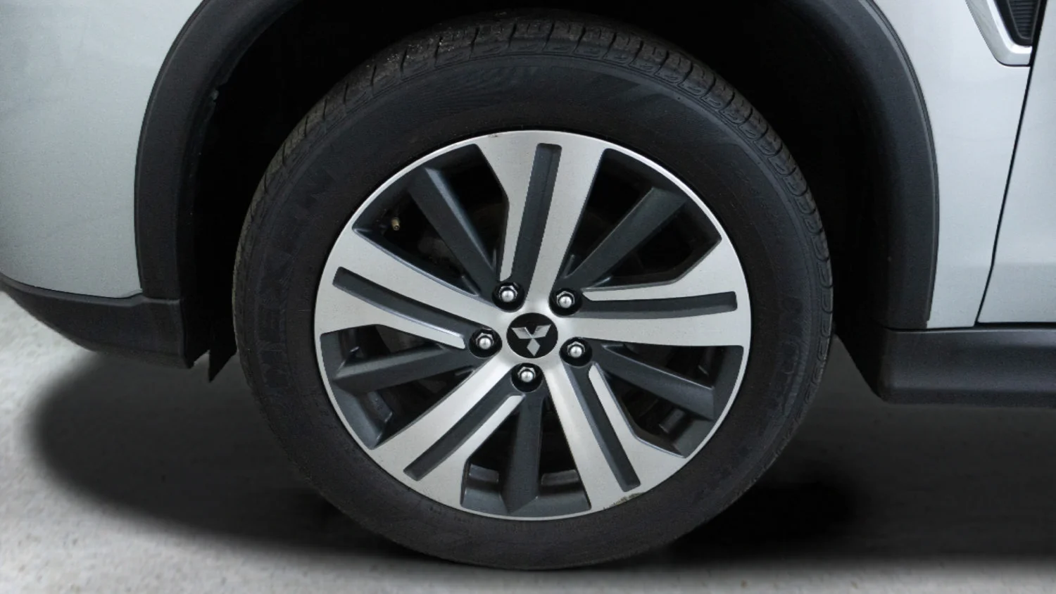 Used 2024 Silver Mitsubishi S image 9