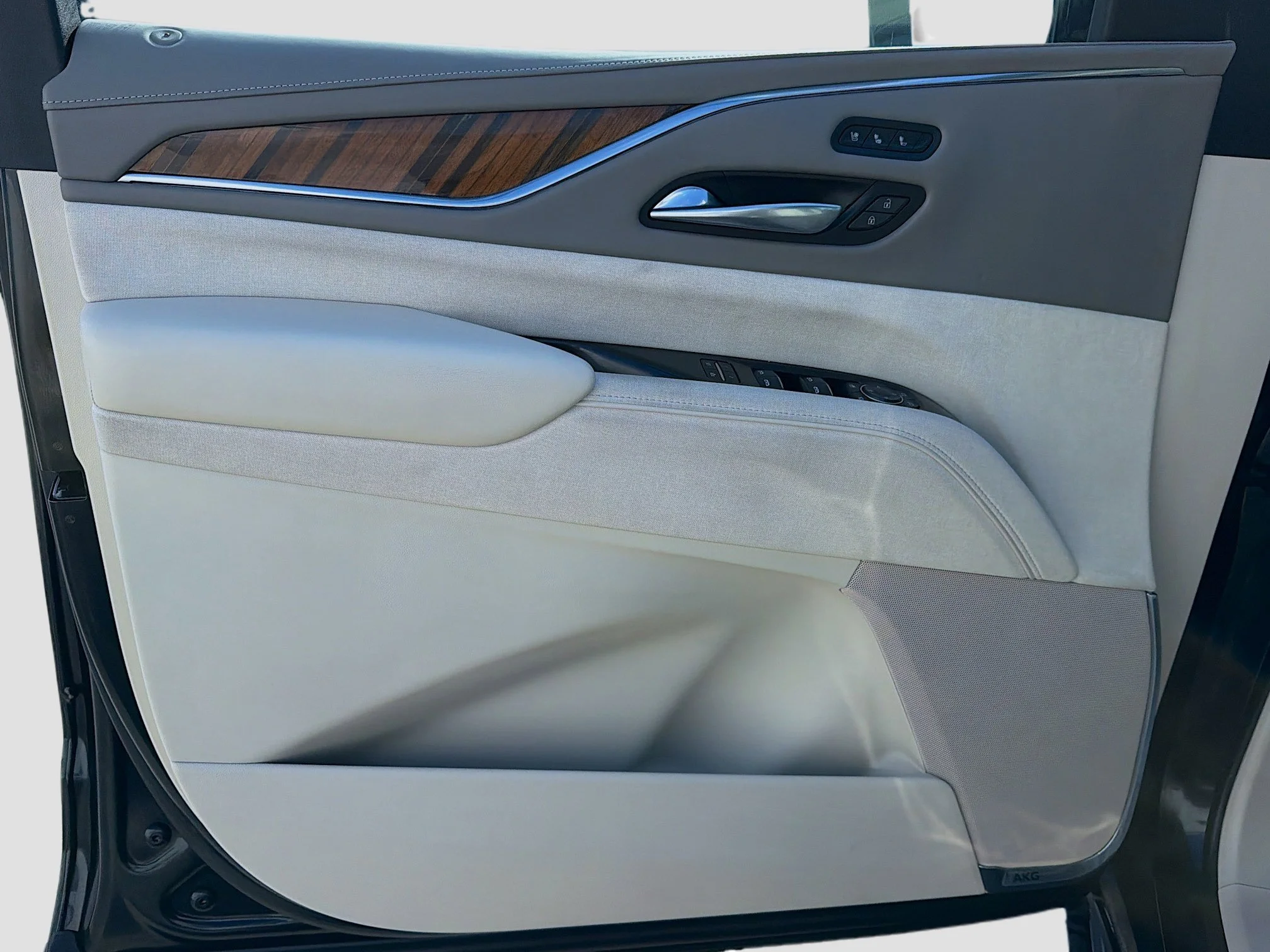 Used 2022 Black Raven Cadillac Sport Platinum image 24
