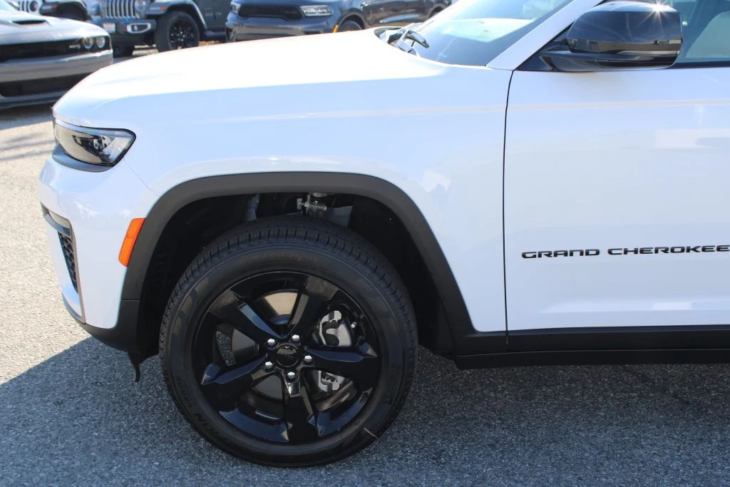 New 2026 Bright White Clear-Coat Exterior Paint Jeep Limited image 7