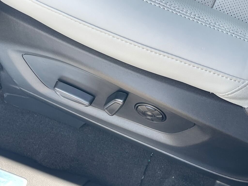 New 2026 Space White Metallic Ford Platinum image 8