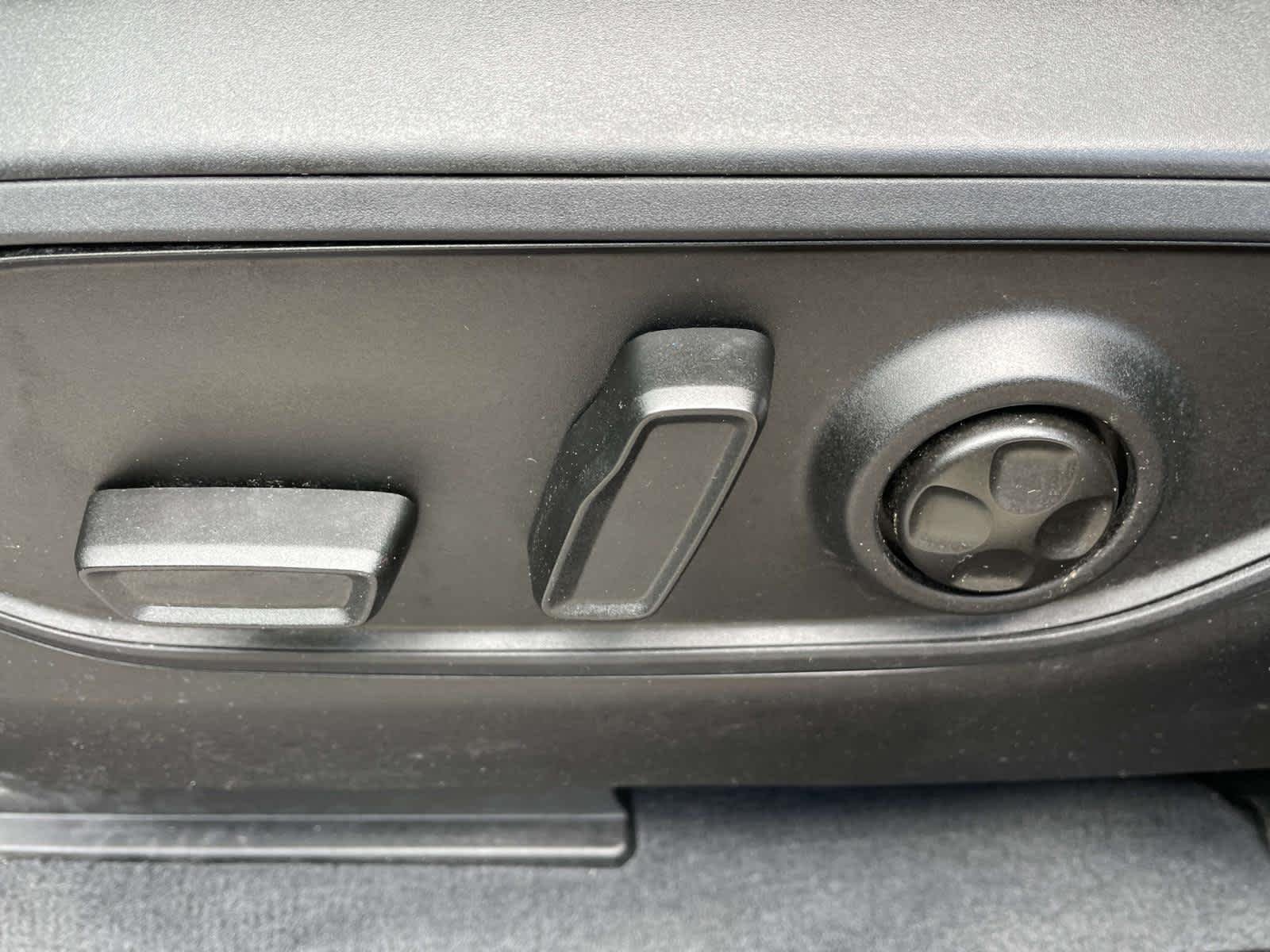 Used 2023 Whi/white Jeep Altitude image 16