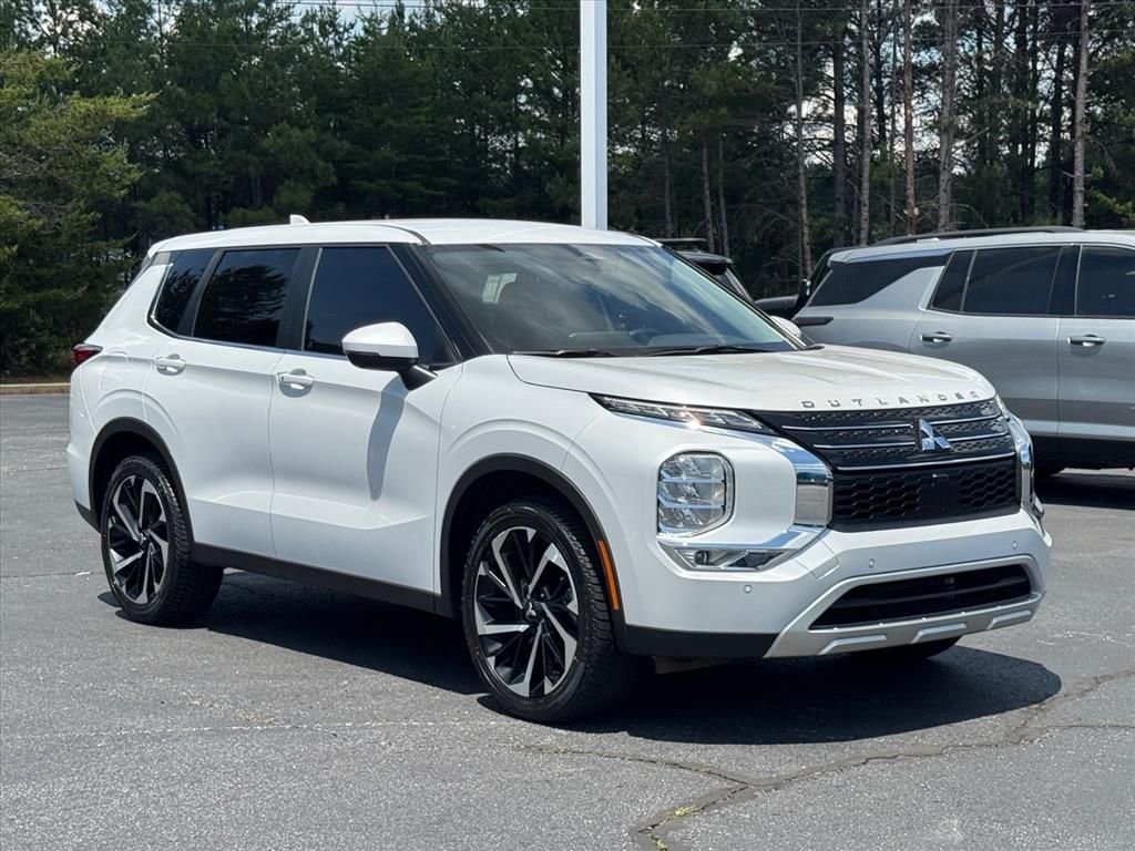 2024 Mitsubishi Outlander SE 2WD's photo