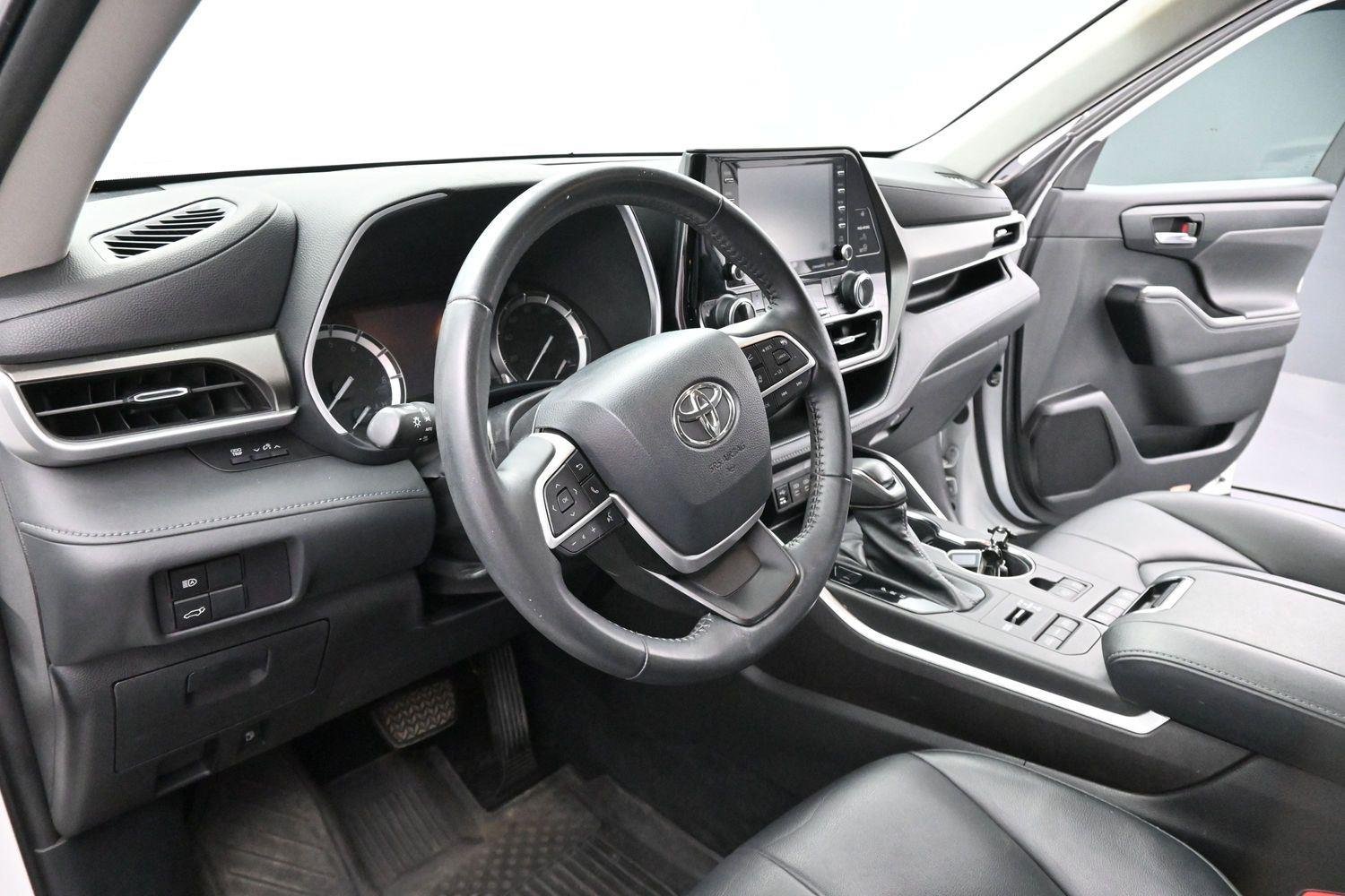 Used 2022 Wind Chill Pearl Toyota XLE image 16