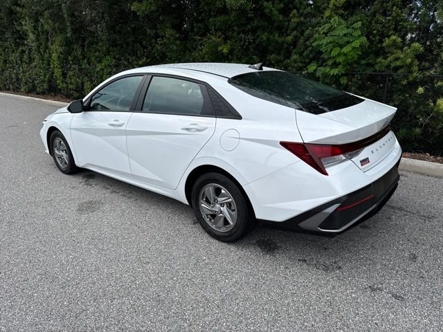 Used 2025 White Hyundai SE image 3