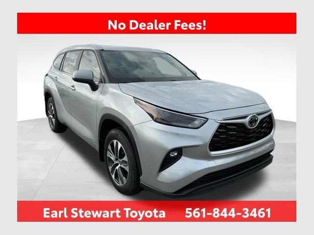 Certified Used 2025 Silver Toyota XLE image 1