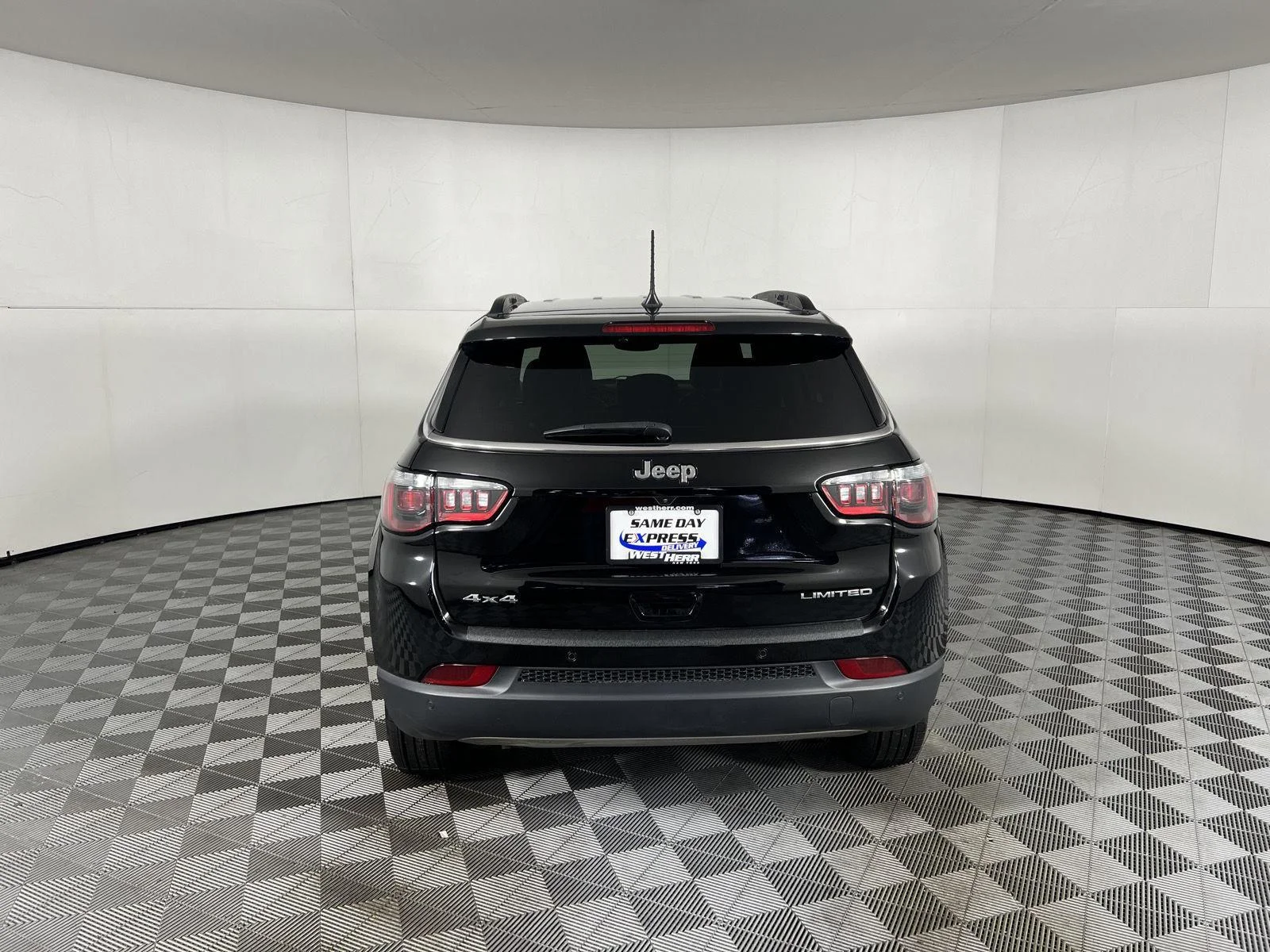 Used 2024 Diamond Black Crystal Pearlcoat Jeep Limited image 7