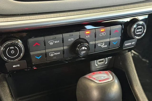 Used 2025 White Jeep Limited image 23