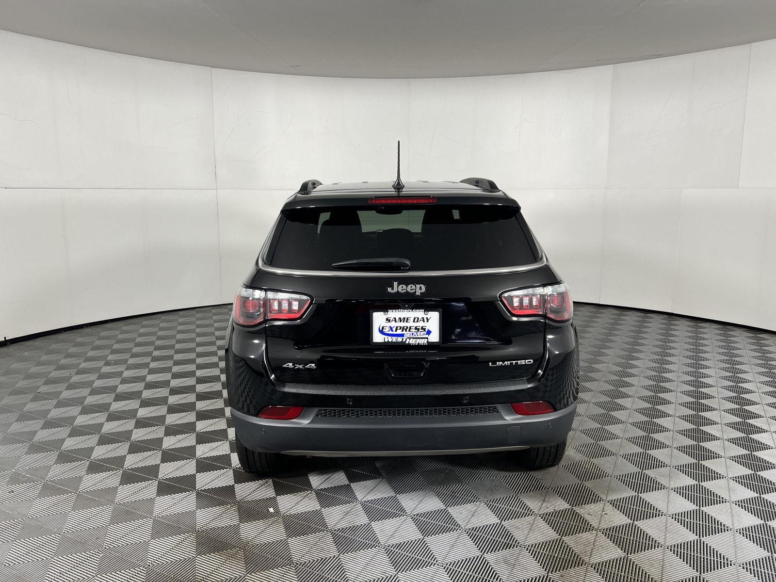 Used 2024 Diamond Black Crystal Pearlcoat Jeep Limited image 7