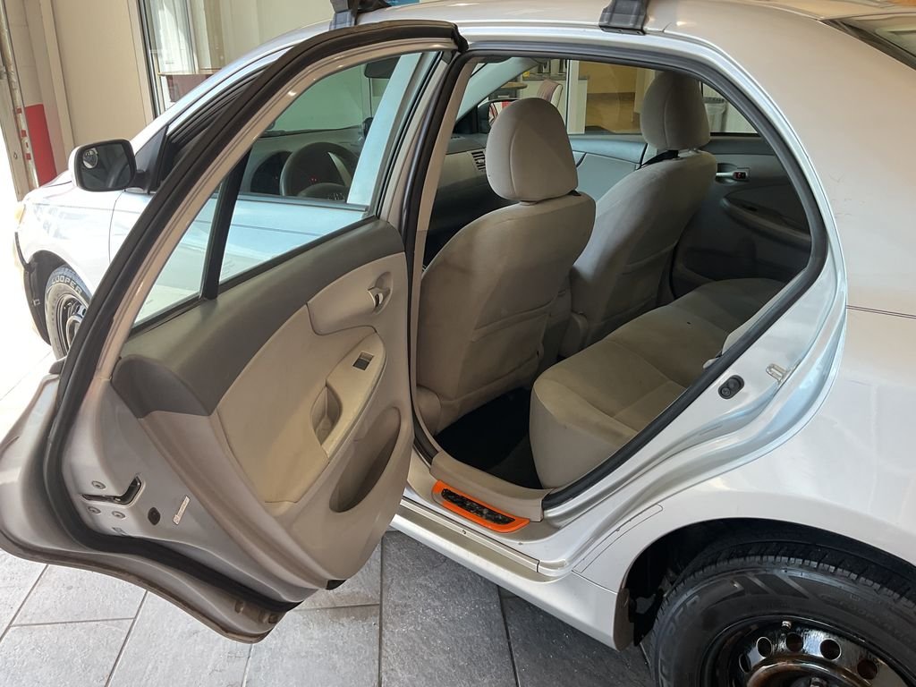 Used 2010  Toyota LE image 18
