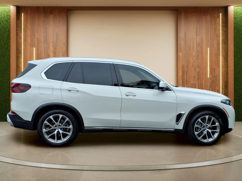 Used 2025 White BMW xDrive40i image 36