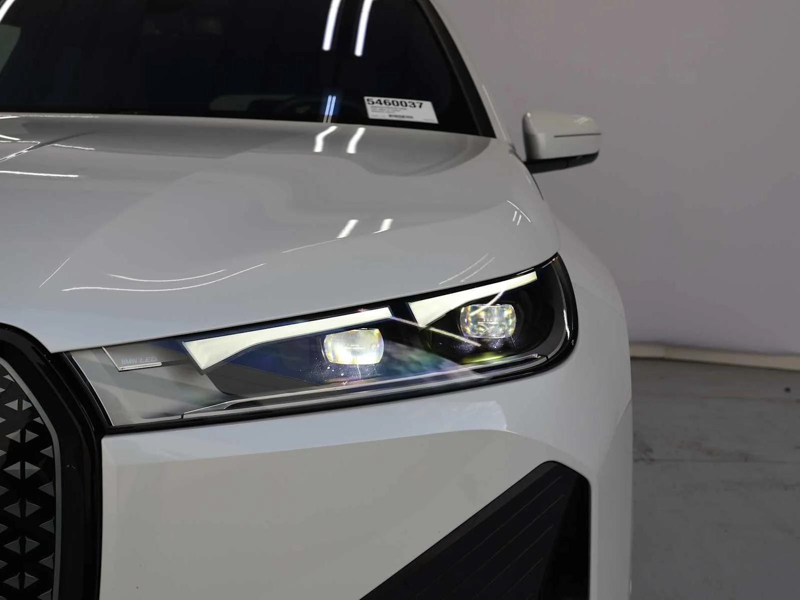Used 2024 Mineral White Metallic BMW xDrive50 image 4