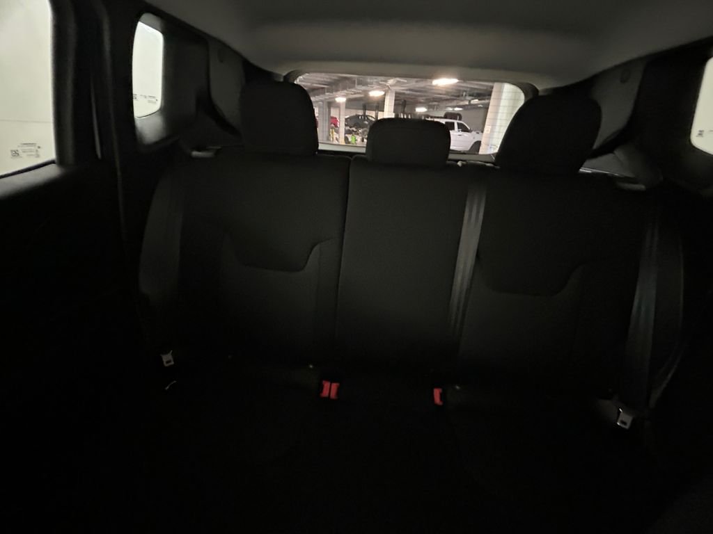 Used 2023 White Jeep Latitude image 19