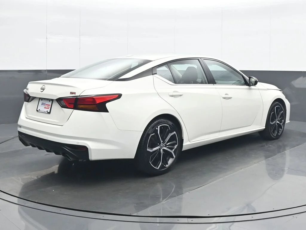 Used 2025 White Nissan 2.5 SR image 6