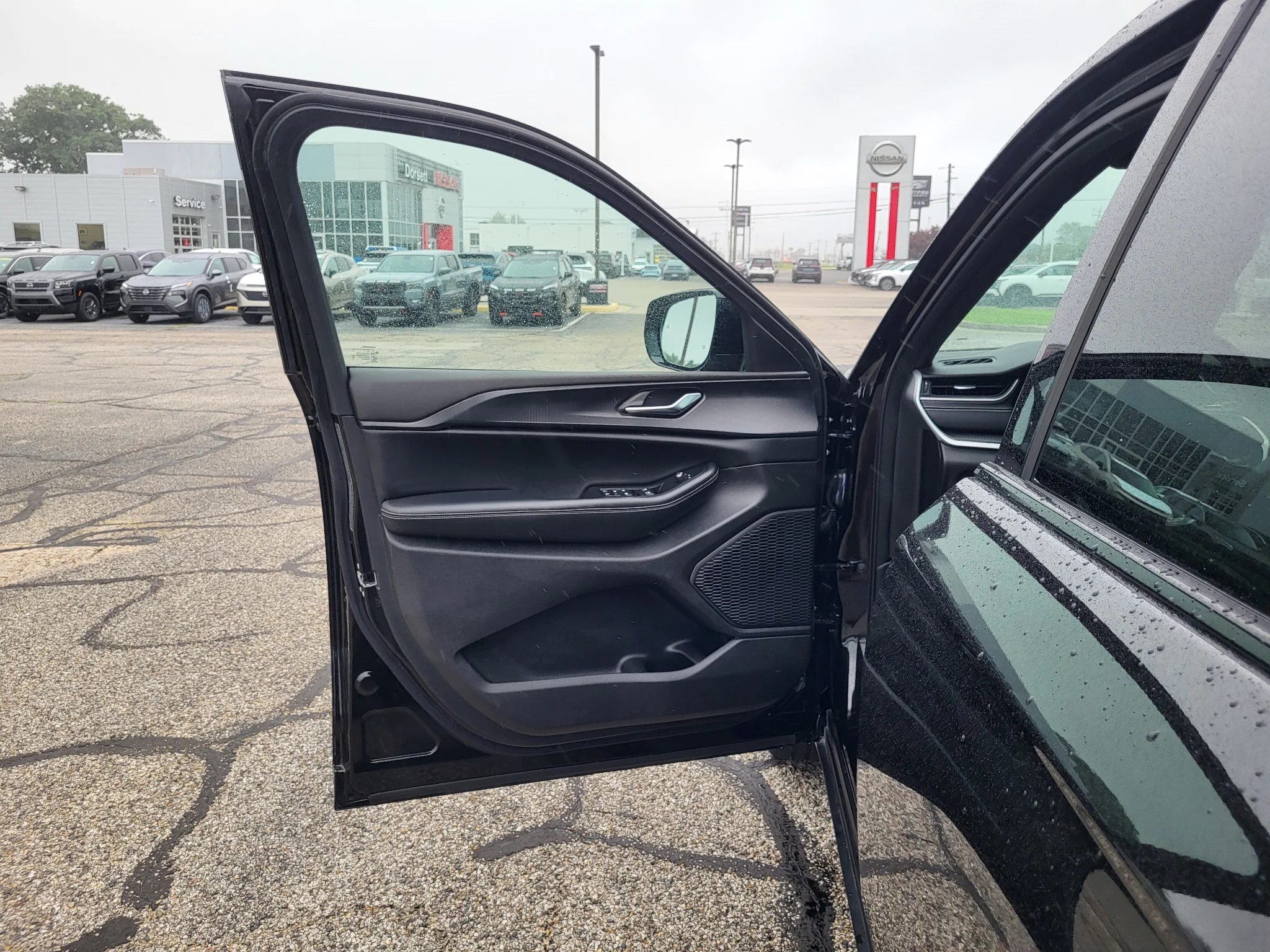 Used 2025 Diamond Black Crystal Pearlcoat Jeep Altitude X image 18