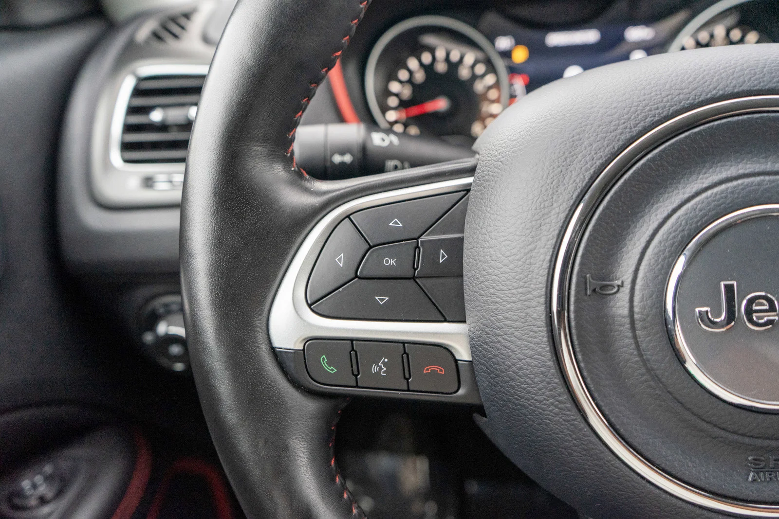 Used 2019 Diamond Black Crystal Pearlcoat Jeep Trailhawk image 23