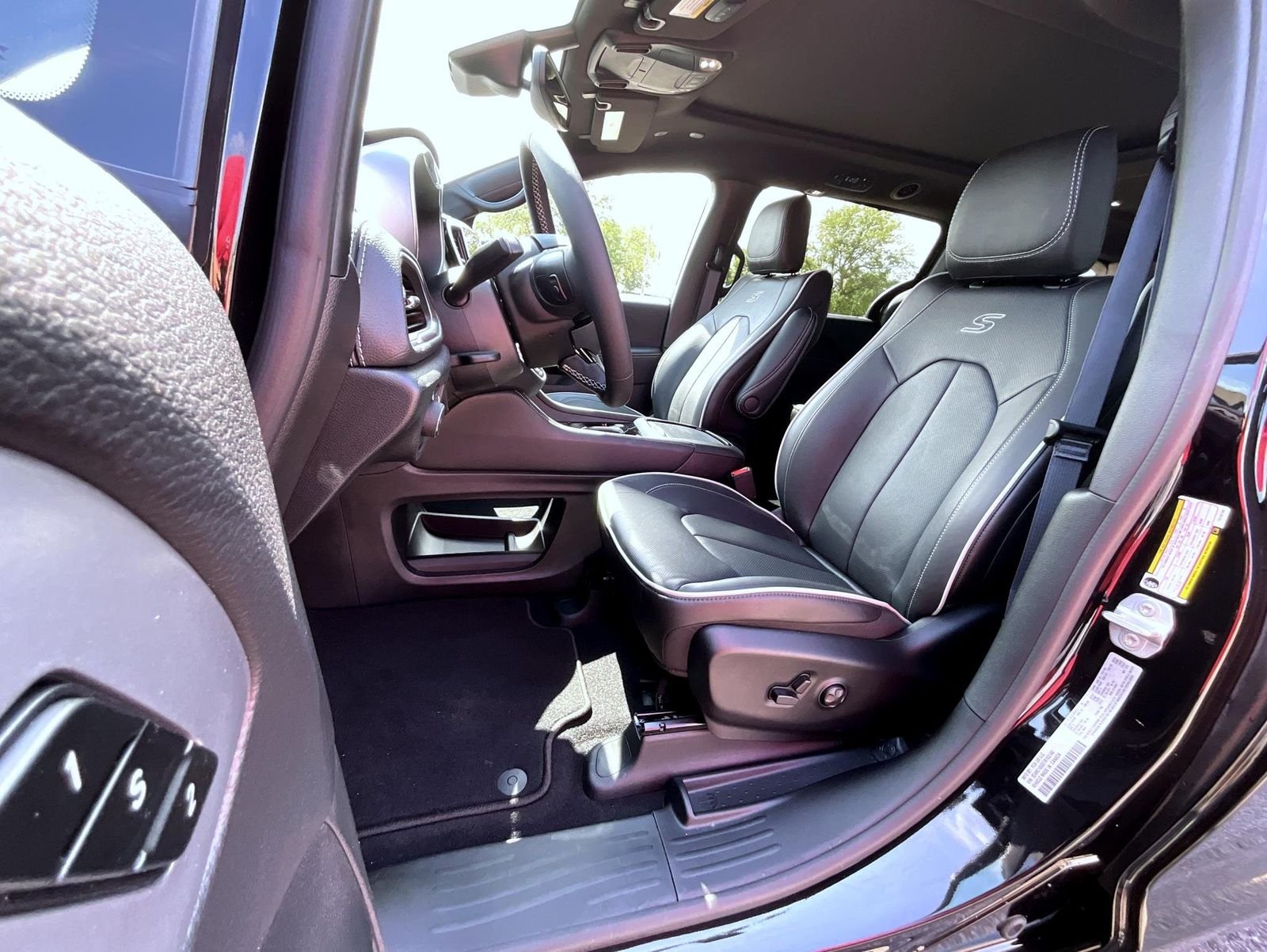 New 2026 Diamond Black Crystal Pearl-Coat Exterior Paint Chrysler Limited image 10