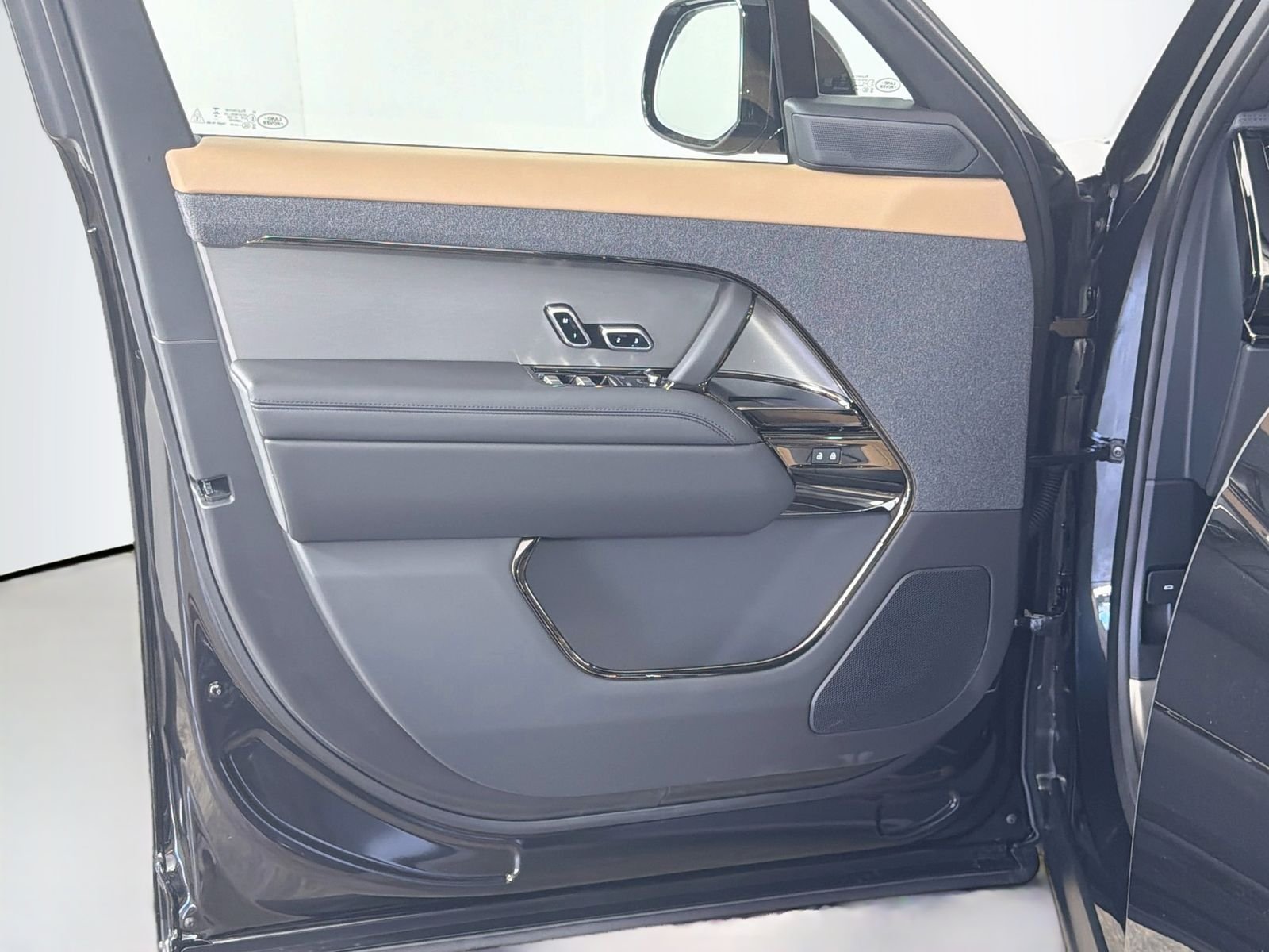 New 2026 Santorini Black Land Rover Dynamic SE image 21
