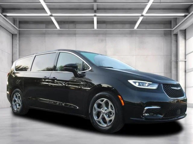 2024 Chrysler Pacifica Limited's photo