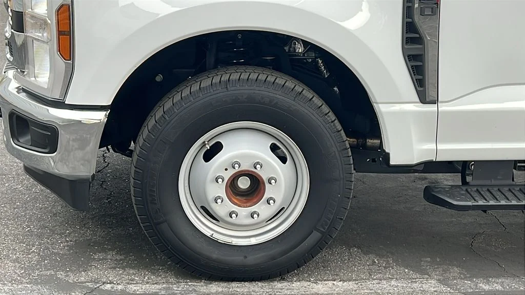 2025 Ford F-350 Super Duty Chassis Cab XLT - Photo 8