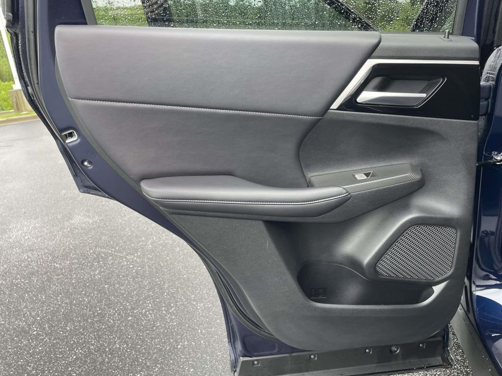 Used 2025 Cosmic Blue Metallic Mitsubishi SE image 2
