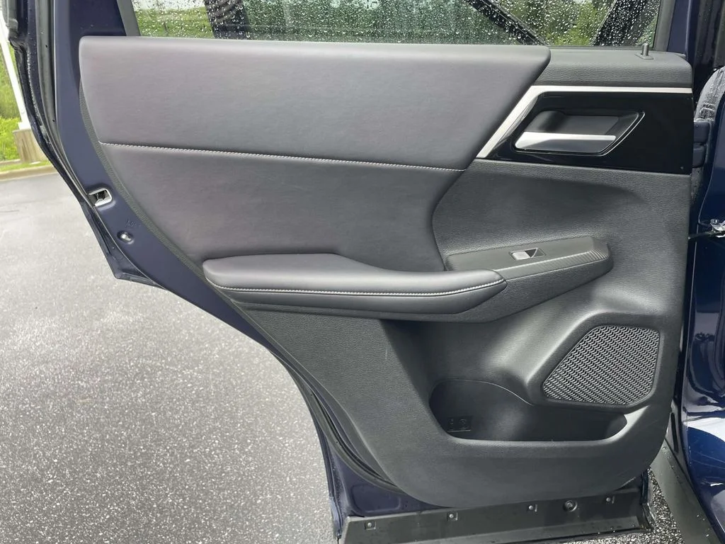 Used 2025 Cosmic Blue Metallic Mitsubishi SE image 2