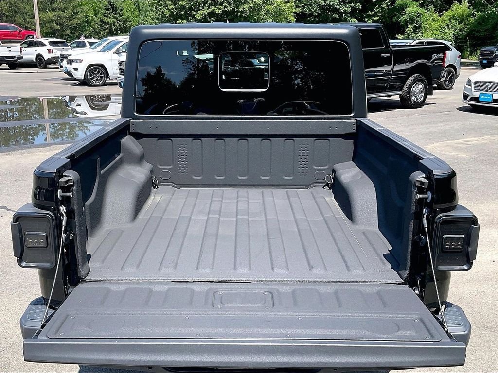Used 2022 Black Jeep Sport image 27