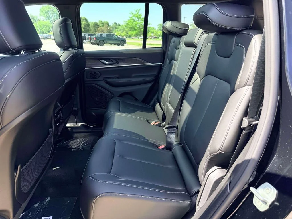 New 2026 Diamond Black Crystal Pearlcoat Jeep Limited image 11
