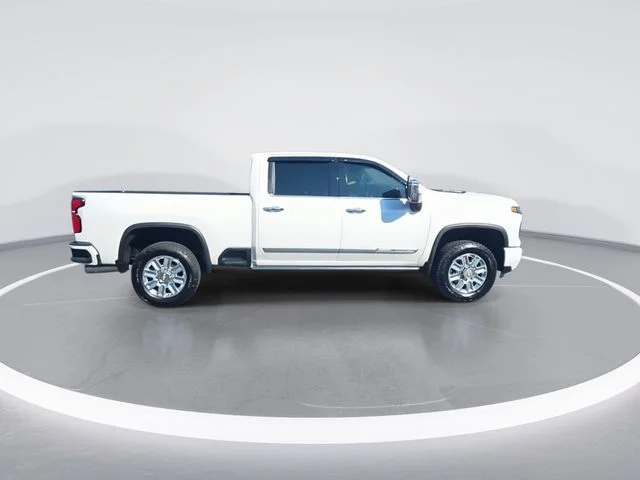 Used 2025 Beige Chevrolet High Country image 9