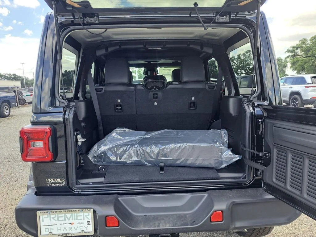 2025 Jeep Wrangler 4-Door Sahara - Photo 22