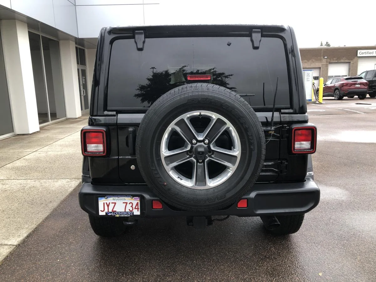 Used 2019 Black Jeep Unlimited Sahara 4x4 image 6