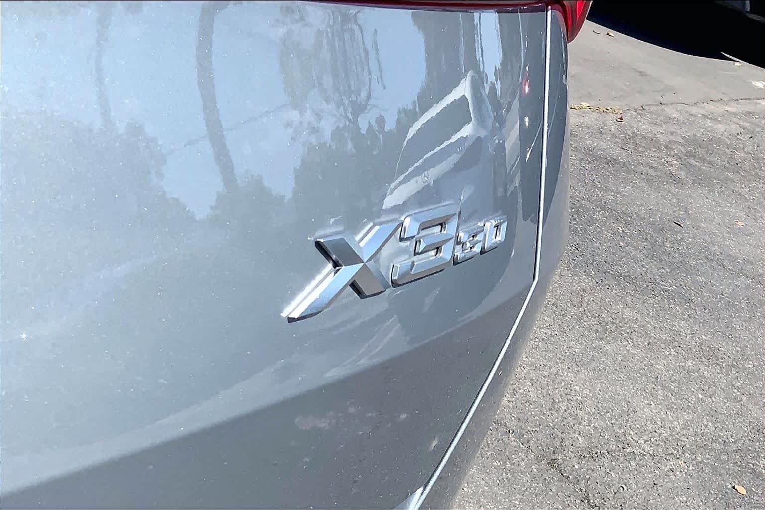 Used 2025 Skyscraper Gray Metallic BMW 30 xDrive image 9