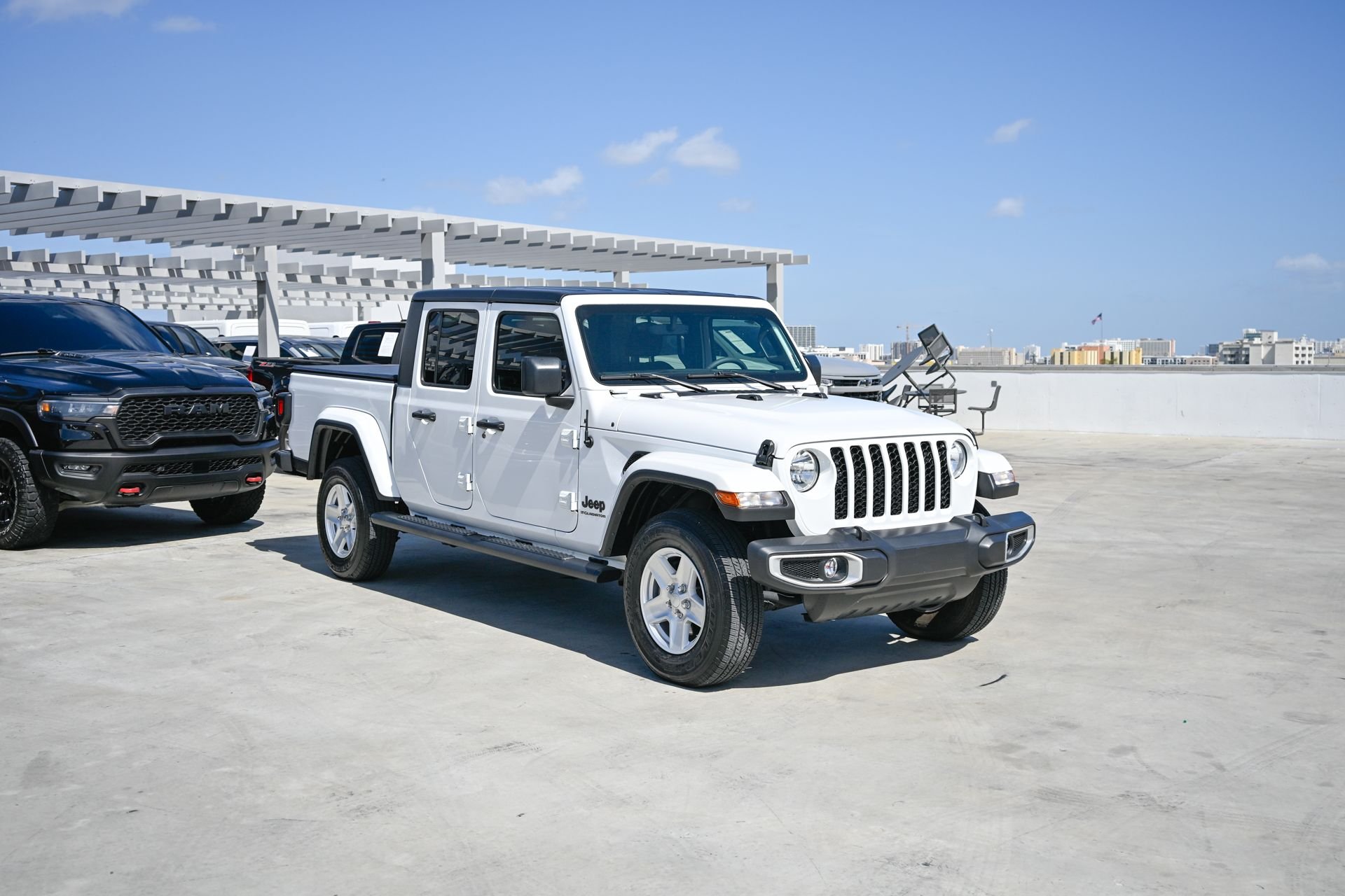 Used 2023 White/off-white Jeep Sport S image 3