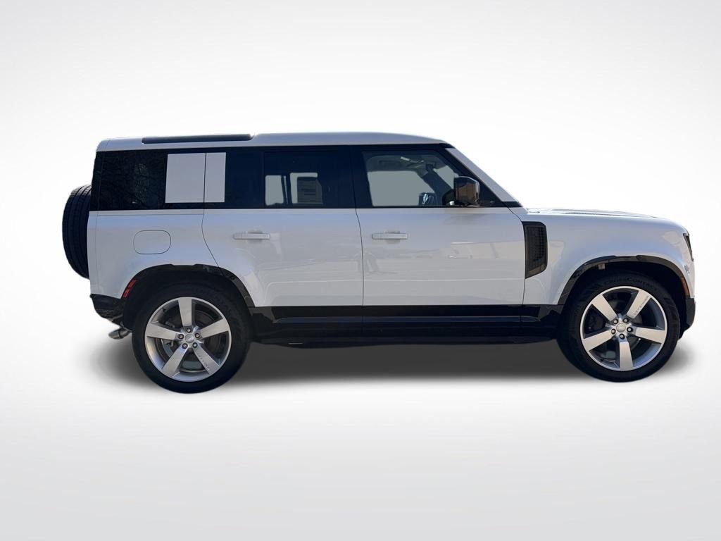 New 2025 White Land Rover X-Dynamic SE image 4