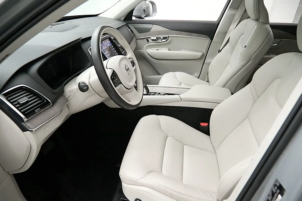 Used 2024 Vapour Grey Volvo Plus image 18