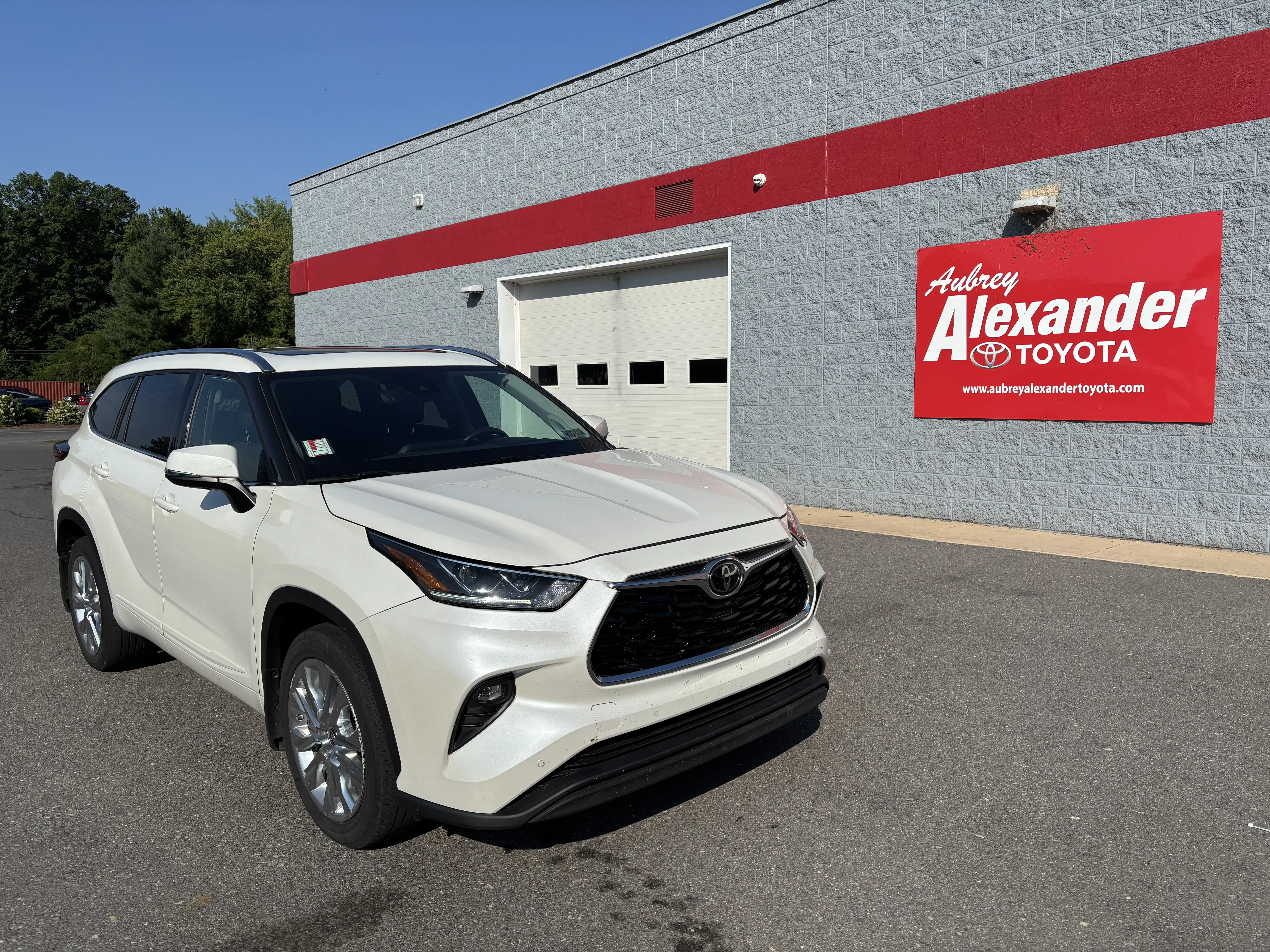 Used 2020 Blizzard Pearl Toyota Limited image 1