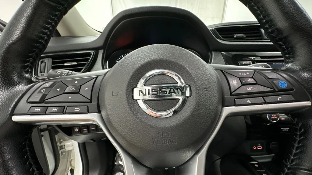 Used 2020 White Nissan SV image 18