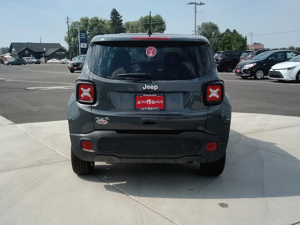 Used 2023 GRAPHITE GRAY Jeep Latitude image 4