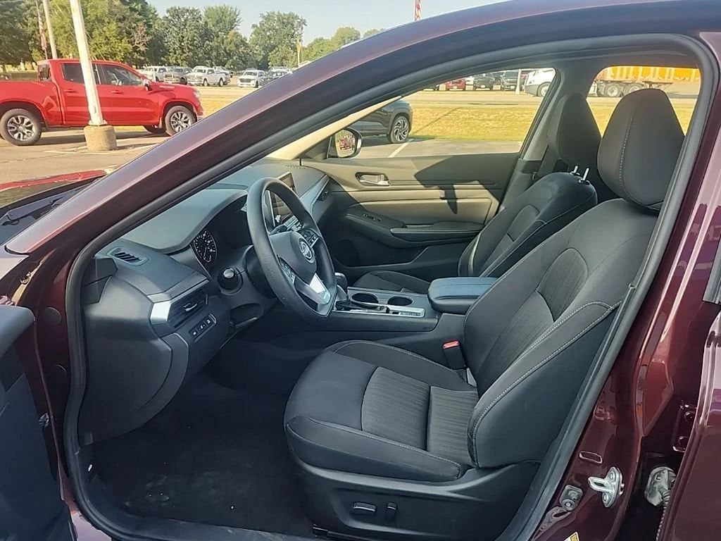 Used 2025 Red Nissan 2.5 SV image 8