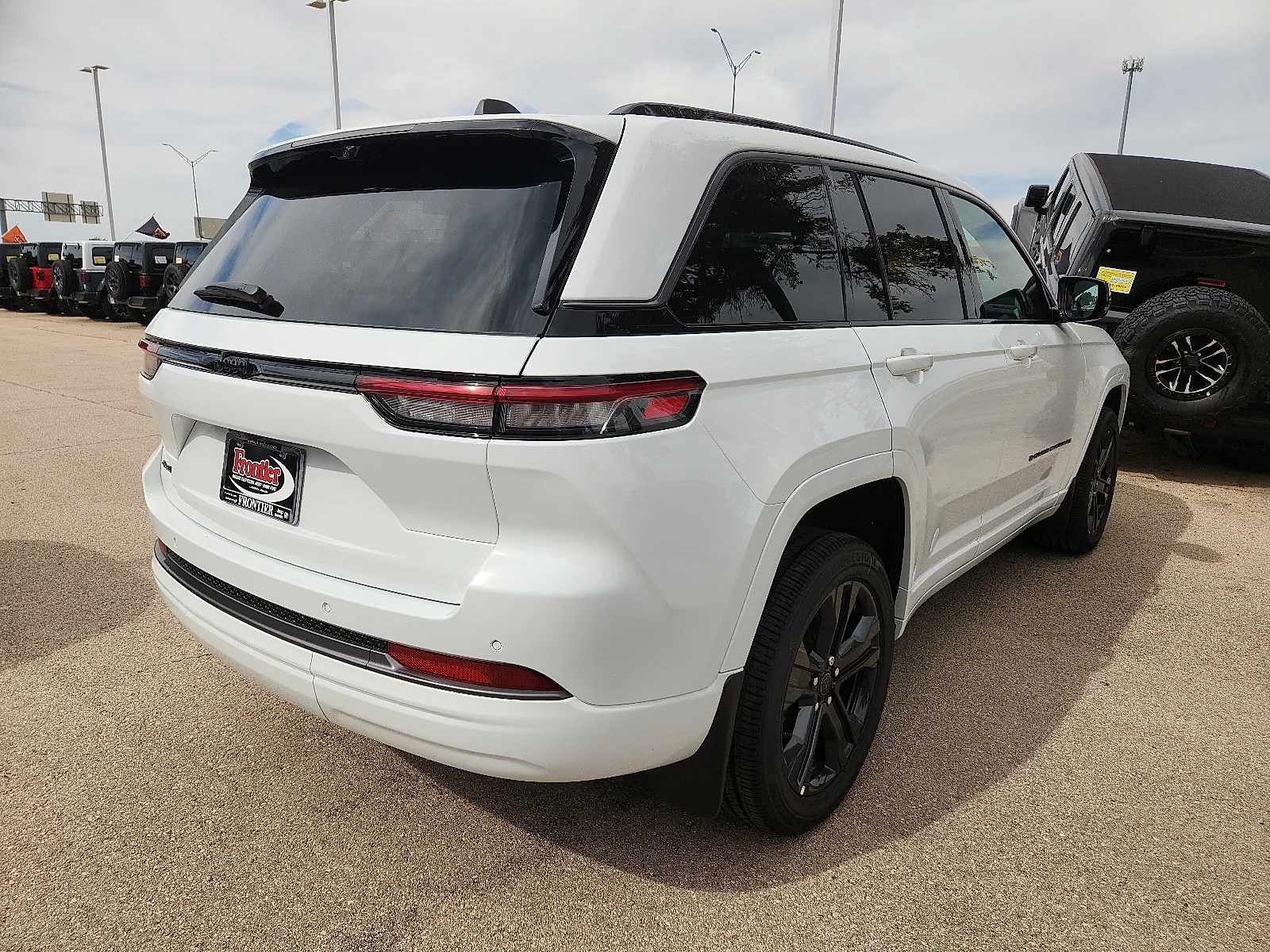 New 2027 Bright White Clear-Coat Paint Jeep LIMITED RESERVE 4X4 image 4