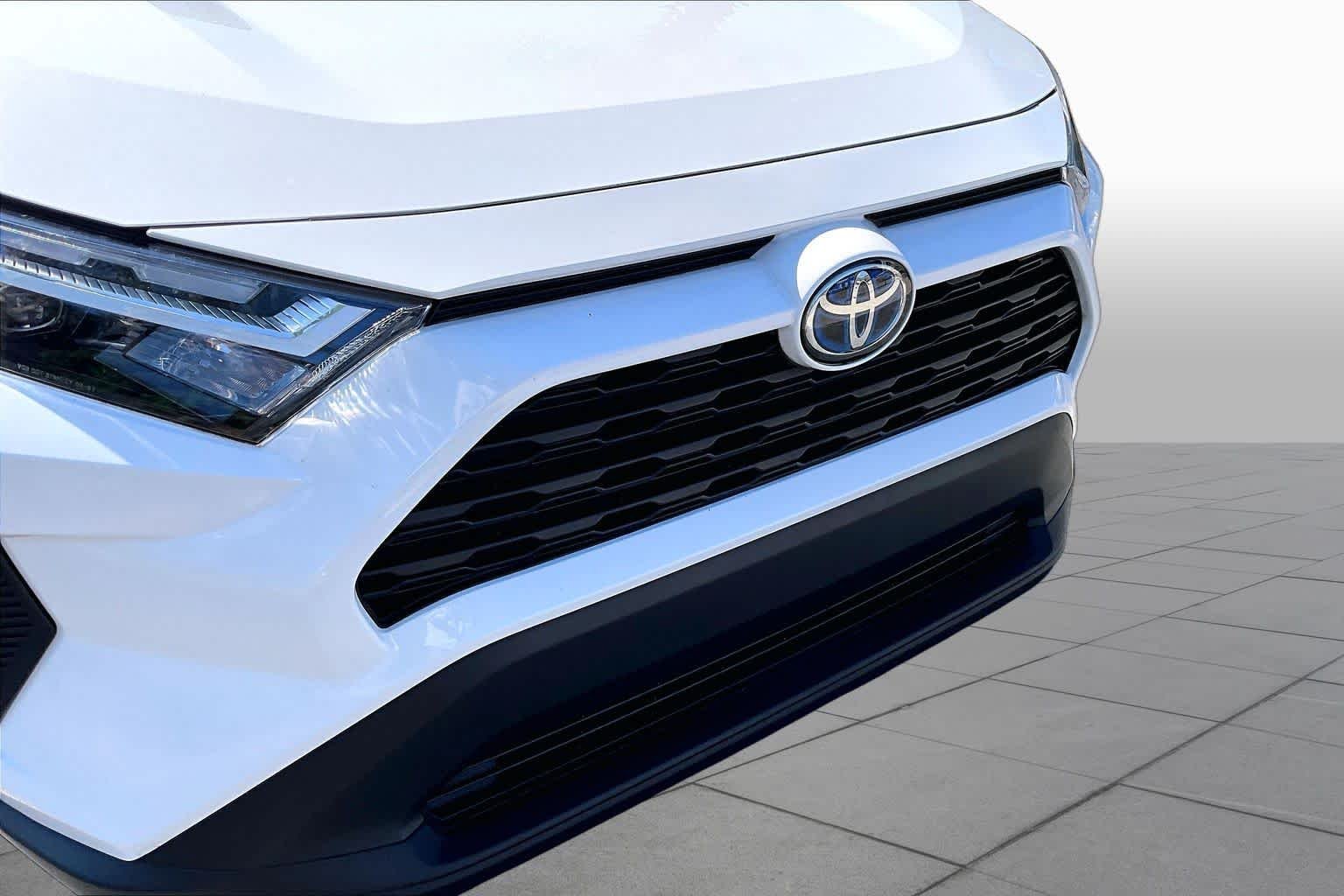 Used 2024 Ice Cap Toyota Hybrid LE image 29