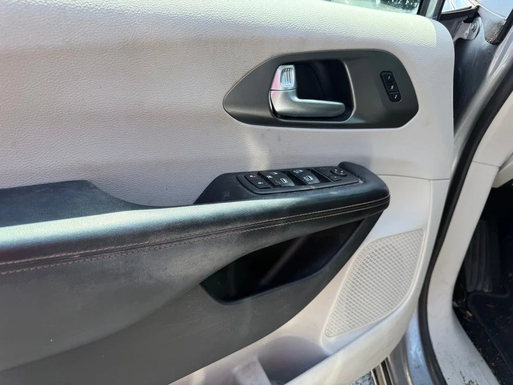 Used 2020 Silver Chrysler Touring L image 5