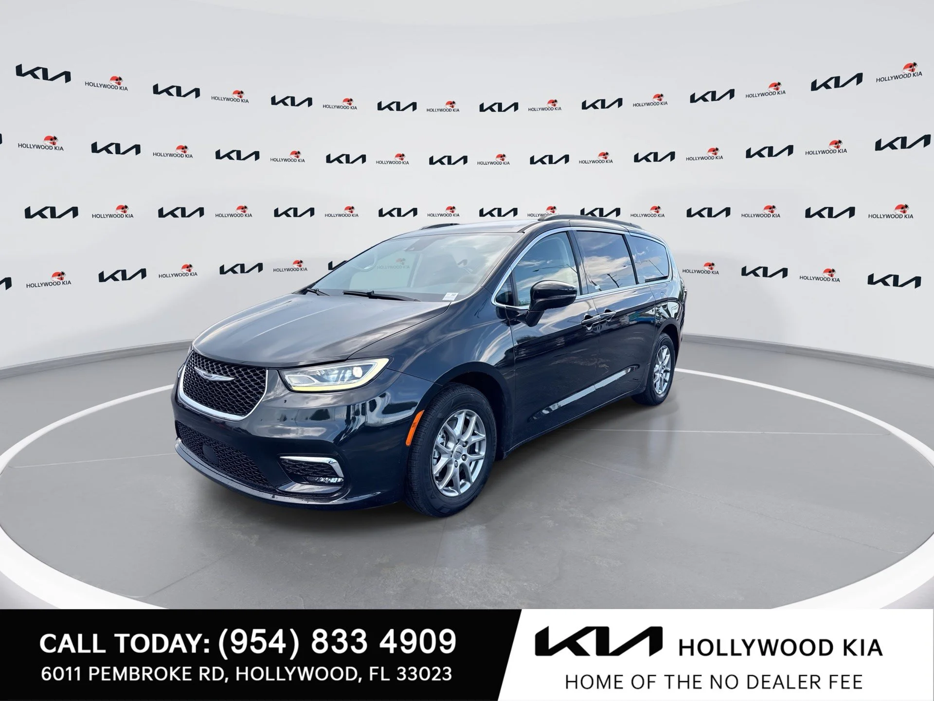Used 2021 Brilliant Black Crystal Pearlcoat Chrysler Touring image 4