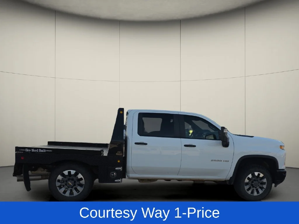 Used 2025 White Chevrolet Custom image 11