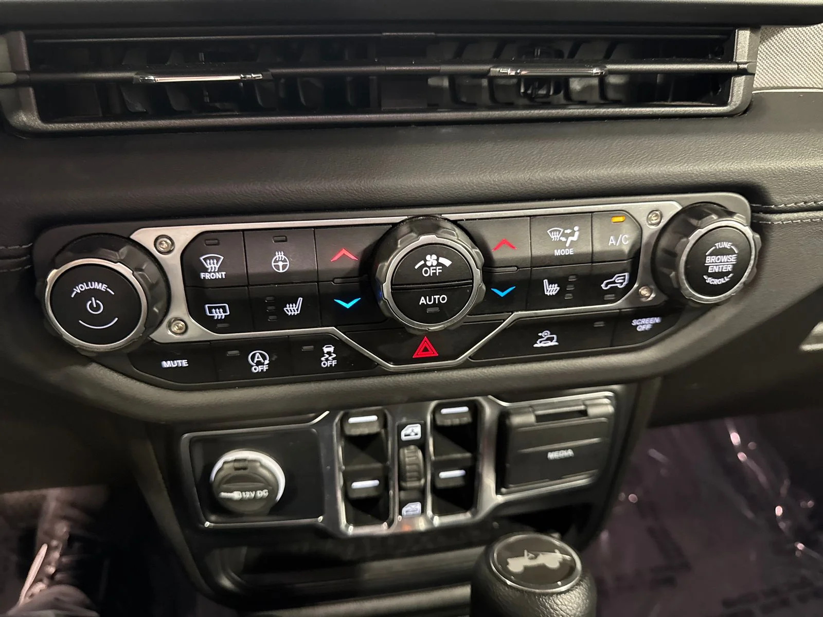 Used 2024 White Jeep Sahara image 23