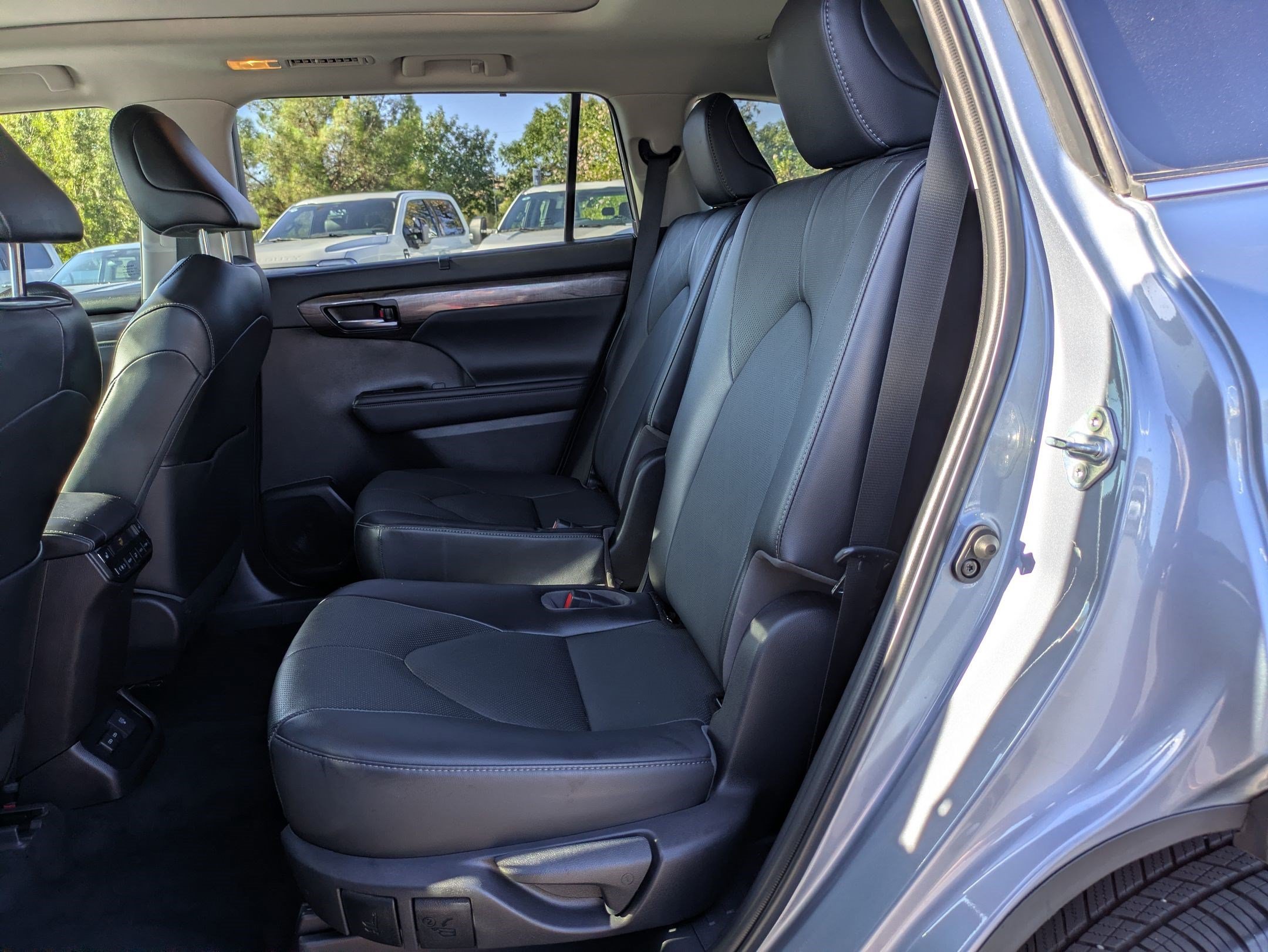 Used 2022 Moon Dust Toyota Platinum image 27