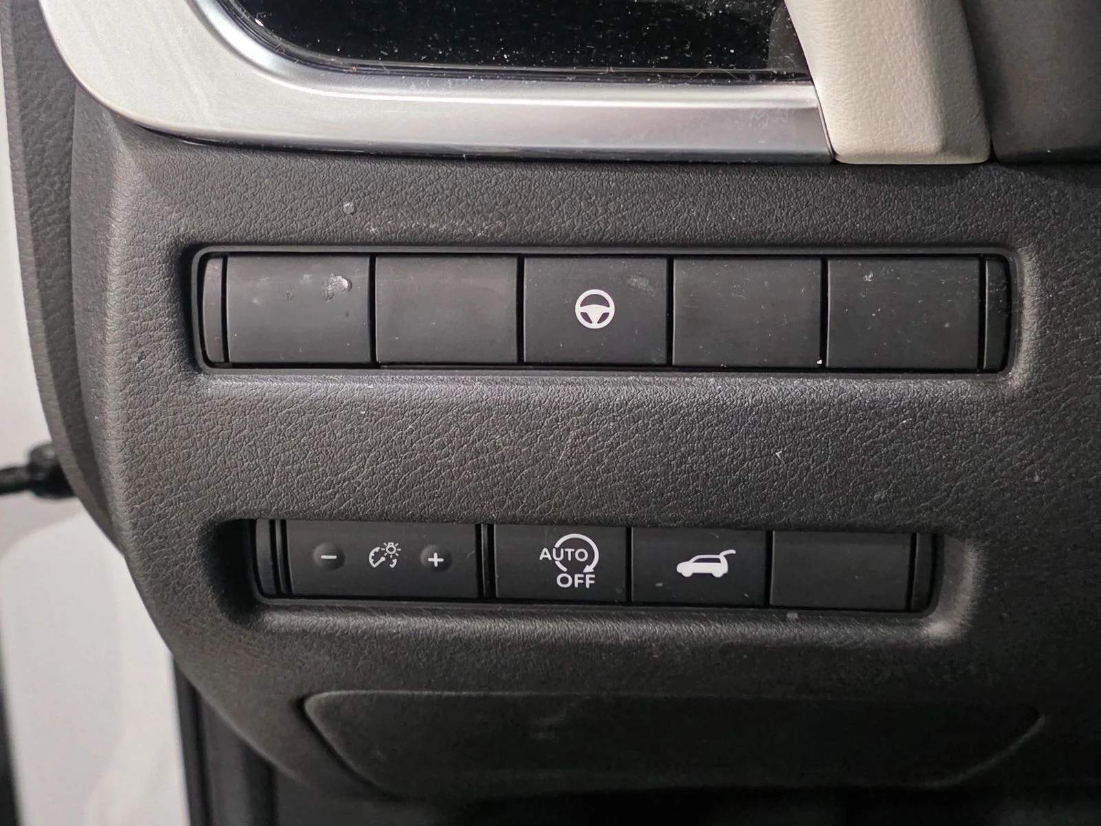 Used 2023 White Nissan SL image 25
