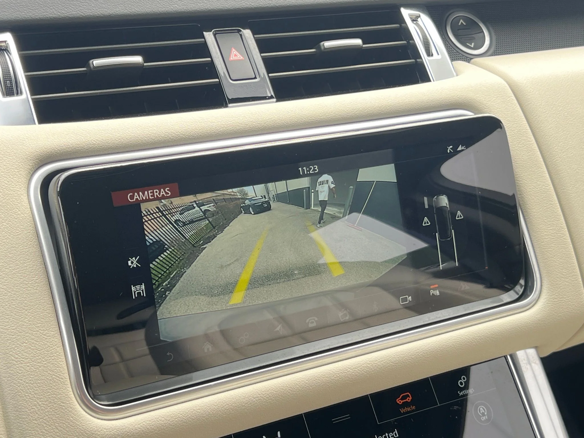 Used 2021  Land Rover HSE Silver Edition image 27